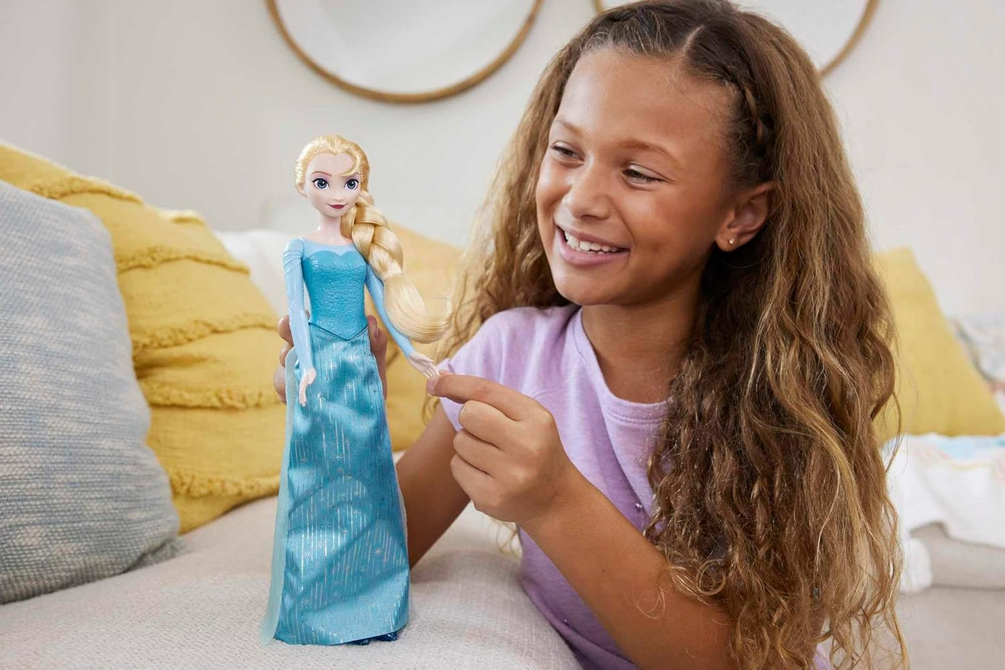 Mattel Disney Frozen - Elsa bambola con abito elegante e accessori